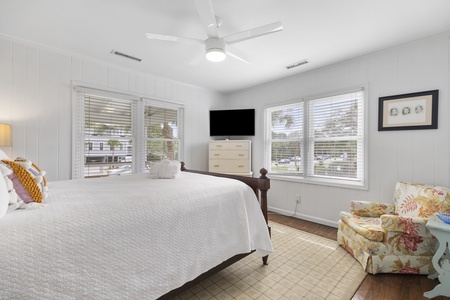 Queen Bedroom-Upstairs