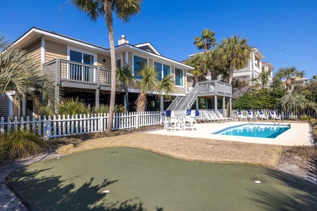 The Sunchaser comes with its very own putting green, so you can practice your short game under the palm trees