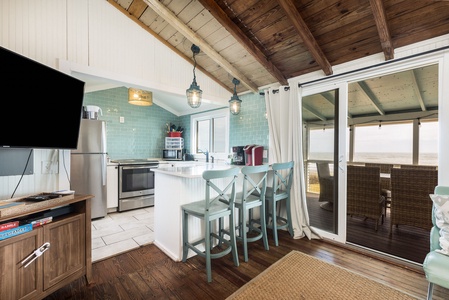 Full kitchen and breakfast bar