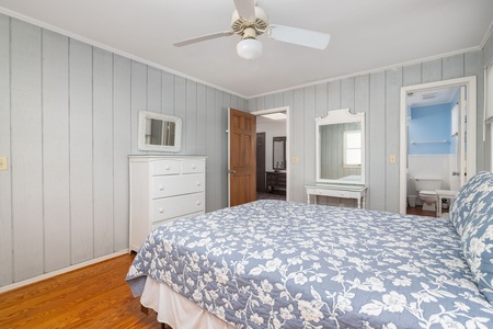 Second floor queen bed