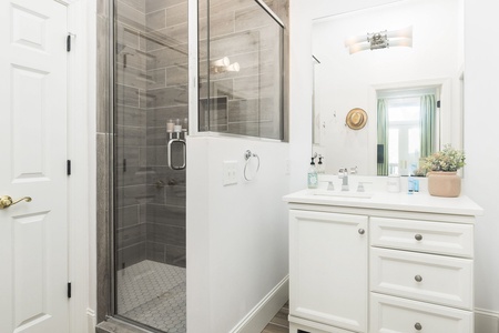 Queen En Suite Bathroom