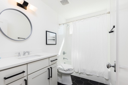The queen en suite bathroom has a tub-shower combo