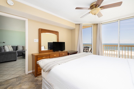 Your primary king bedroom faces the ocean and features an en suite bathroom
