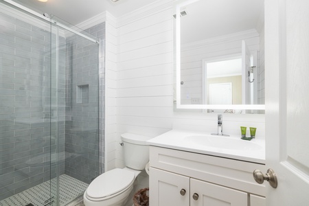 The queen and twin en suite bathroom feels bright and fresh and features a walk-in shower