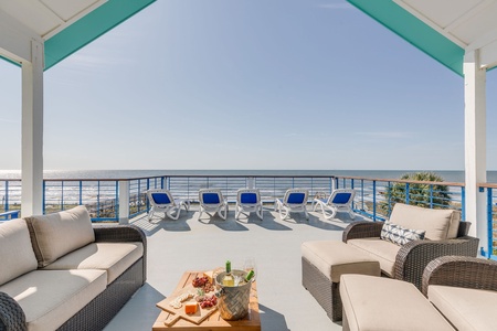 Soak in endless views from the top deck, perfect for morning coffee or sunset cocktails.