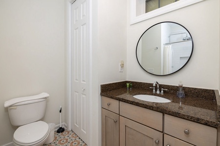 Queen en suite bathroom.