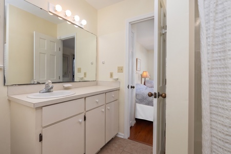 Access your bathroom from the bedroom and from the hall