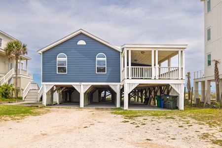 Welcome to Seascape Wonder, your Folly Beach getaway perched right on the water