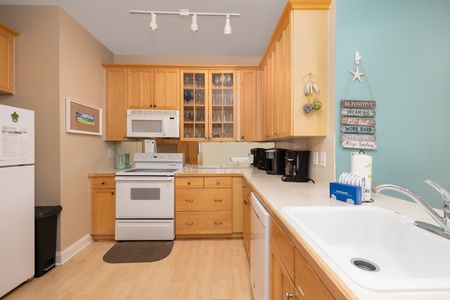 A fully-equipped kitchen is perfect for mealtime