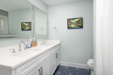 Queen En Suite with Dual Vanity
