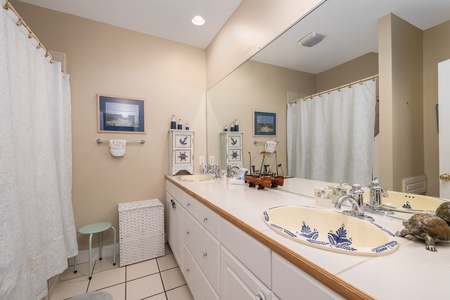 Your primary en suite bathroom features a dual vanity and tub-shower combo