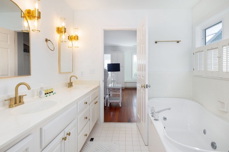 Upstairs Primary King Room En-Suite Bath With Jacuzzi