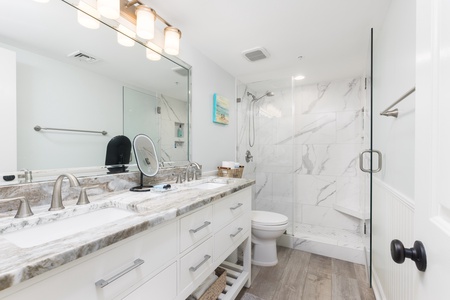 Secondary Oceanfront Master En-Suite Bathroom