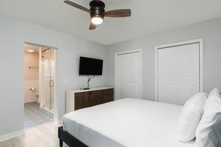 Your main floor king bedroom features a full en suite bathroom