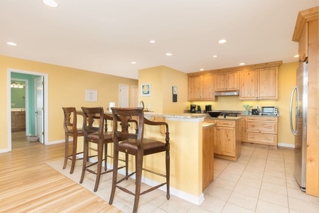 breakfast bar to kitchen