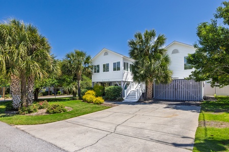 Sandy Cheeks features a large driveway for private parking