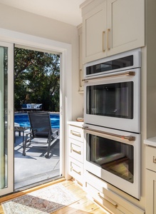 Access to the pool from the kitchen