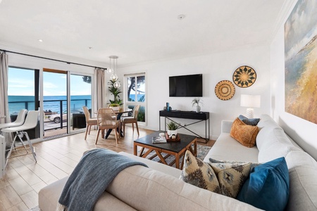 With its unbeatable ocean views, cool ocean breeze, and prime location just steps away from La Jolla Village, this stunning 2 bed 2 bath condo is the perfect destination for those seeking a longer stay in one of California's most picturesque coastal towns.