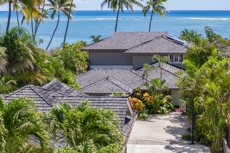 Soaring palms and endless blue views from Moana Lani.
