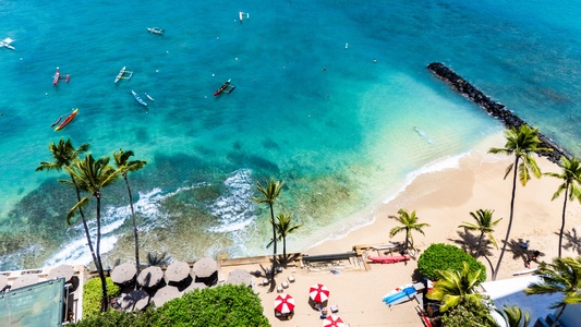 Experience Honolulu's iconic Gold Coast, where beachfront living, Diamond Head, and Waikiki come together along one of Oʻahu's most scenic shorelines.