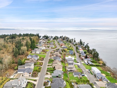 Explore the neighborhood from above and enjoy how close you are to the water, nature, and everything you need for a relaxing stay.