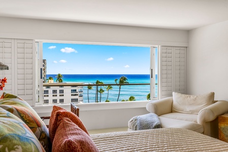 Enjoy alfresco drinks or breakfast for two on the covered lanai, with Diamond Head in the distance and the rhythm of waves below.