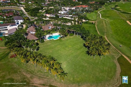 A bird's-eye view of the sprawling El Cocotal at Casa de Campo, surrounded by verdant golf courses and lush greenery, offering ultimate privacy and luxury.