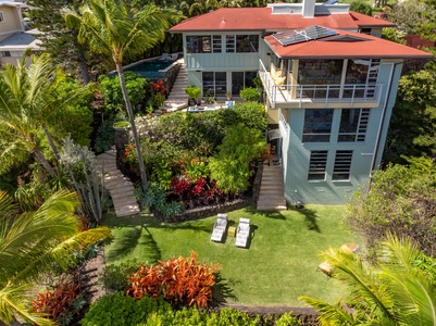 Float in peaceful seclusion beneath the Hawaiian sun!