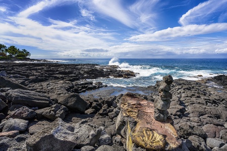 Rocky shoreline to admire the ocean activity