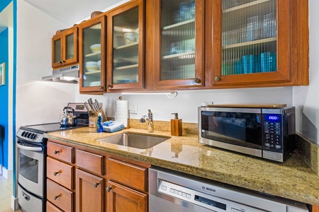 Napili Shores F-252’s modern kitchen has everything you need to prep meals with ease.