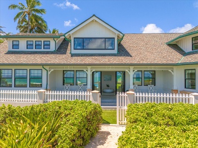 Exterior view of the main house and guest house, set against Kailua’s beachfront backdrop.