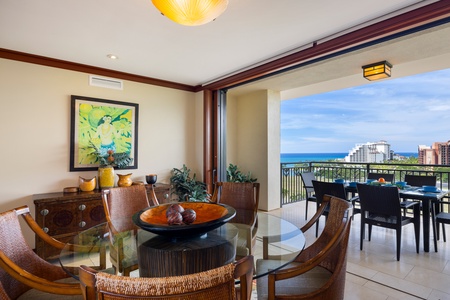 Grab a coffee or an ice cream at the KO Olina station.