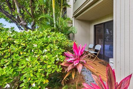 Tranquil garden nook outside the bedroom at Wailea Ekolu 1605, surrounded by lush tropics.