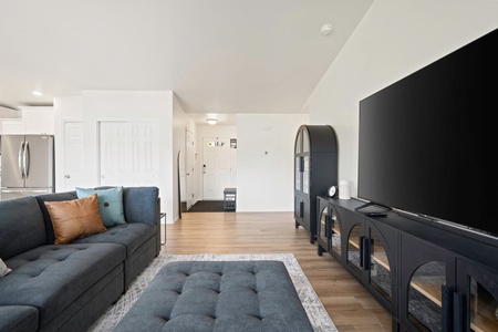 Whether it’s morning coffee or late-night chats, this versatile lounge zone offers comfort and connection in every season.