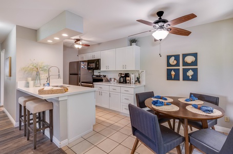 Dining room seats 4 with 2 barstools avaible at the breakfast bar