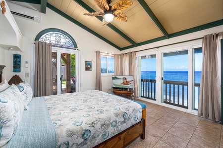 Wake up to sweeping Pacific views from this California King bed, complete with ceiling fan and tropical charm.