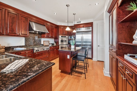 Studding dark wood kitchen