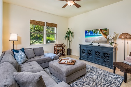 Comfortable Living Room w/ Flat Screen TV