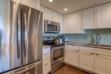 Papakea B-105’s kitchen has stainless appliances and all you need for easy island cooking.