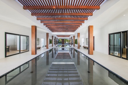 Beautiful hallway with wooden beams and reflecting pools, creating a calm atmosphere.