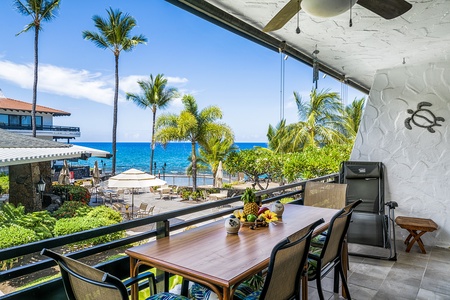 Dining for 4 on the Lanai, with Additional seating.