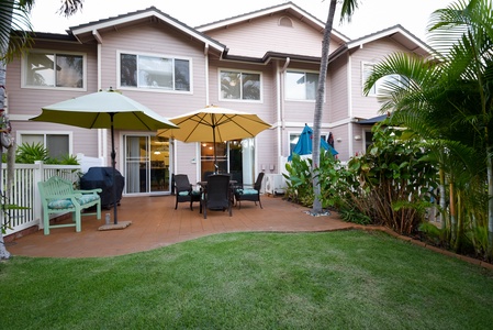 The tranquil back yard on the golf course with colorful outdoor seating.