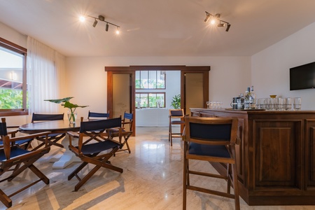 Comfortable and stylish bar area, ideal for enjoying a drink and good company.