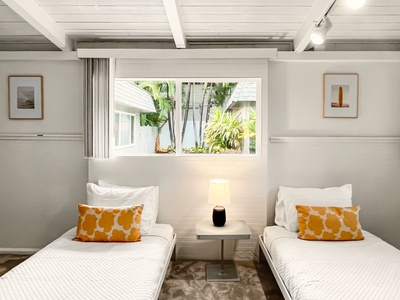 The cﬁﬁozy bedroom one which is attached to the second bedroom has twin beds, perfect for a restful night’s sleep.