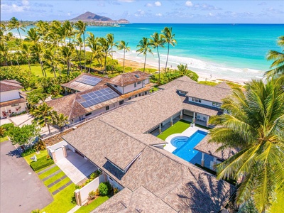 Exterior view of the main house and guest house, set against Kailua’s beachfront backdrop.