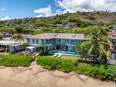 Slide open the glass walls for true Hawaiian living—indoor and outdoor spaces blend seamlessly with the sea beyond.