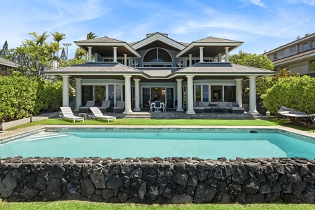 The view of Kona Blue’s stunning poolside exterior.