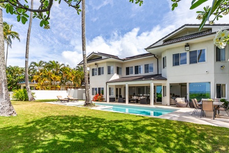 Framed by swaying palms and Pacific views, the estate’s expansive beachfront lawn and pool set a tone of relaxed luxury from the moment you arrive.