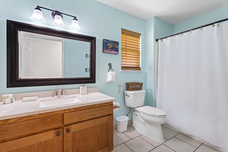 Upstairs shared guest bath with tub/ shower combo