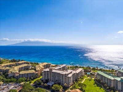 Share meals and memories on the lanai at Hokulani 214.